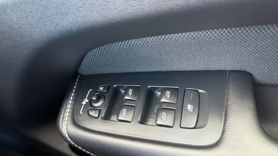 Volvo XC60 2.0 B4D R DESIGN 5dr Geartronic Diesel Estate - Image 25
