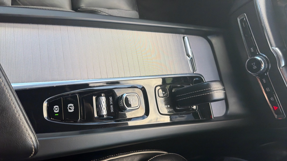 Volvo XC60 2.0 B4D R DESIGN 5dr Geartronic Diesel Estate - Image 26
