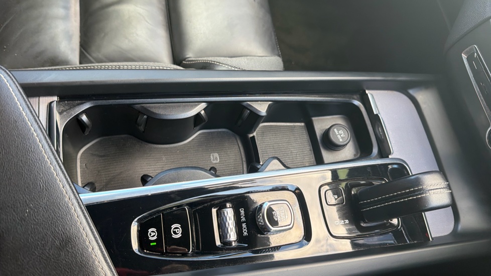 Volvo XC60 2.0 B4D R DESIGN 5dr Geartronic Diesel Estate - Image 27