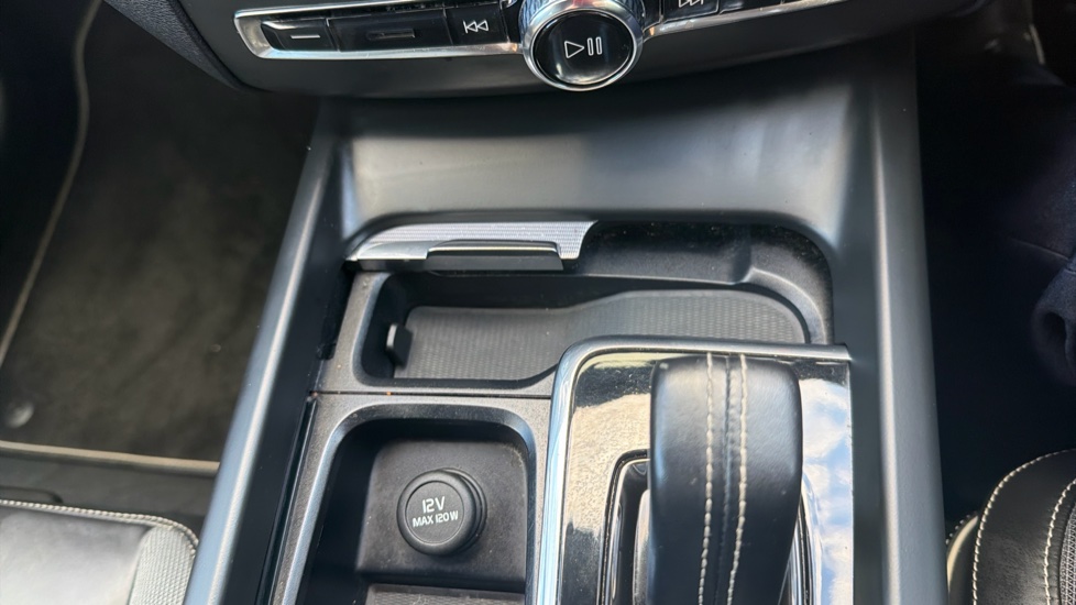 Volvo XC60 2.0 B4D R DESIGN 5dr Geartronic Diesel Estate - Image 28