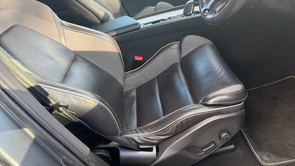 Volvo XC60 2.0 B4D R DESIGN 5dr Geartronic Diesel Estate - Image 30