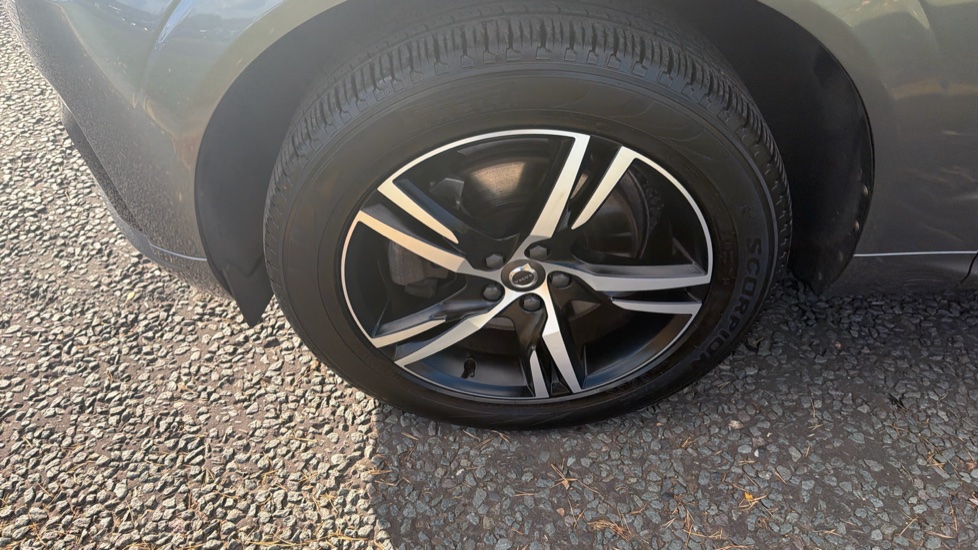 Volvo XC60 2.0 B4D R DESIGN 5dr Geartronic Diesel Estate - Image 34