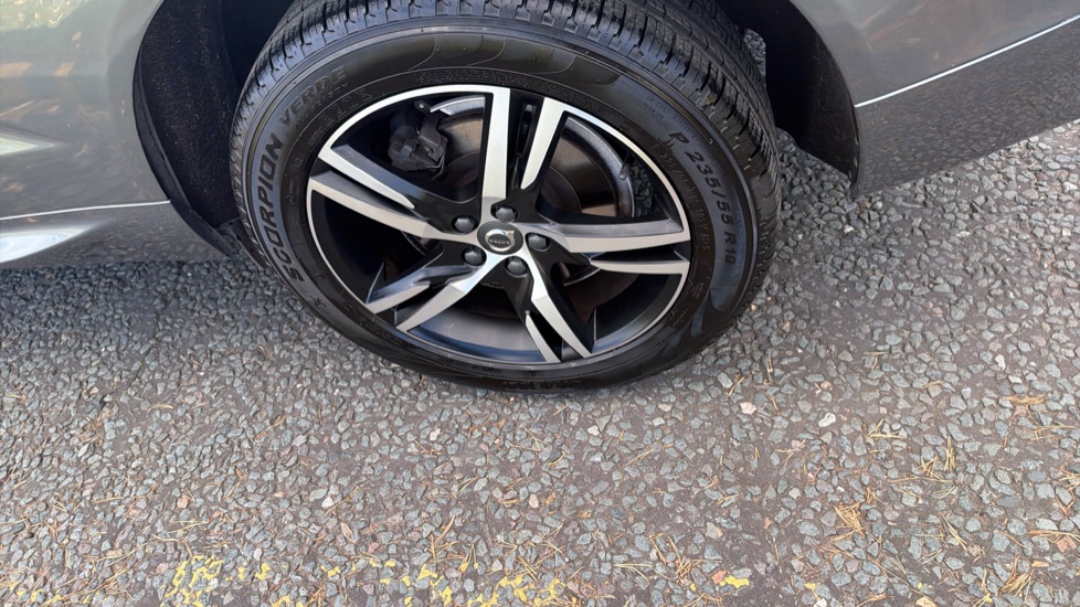 Volvo XC60 2.0 B4D R DESIGN 5dr Geartronic Diesel Estate - Image 35