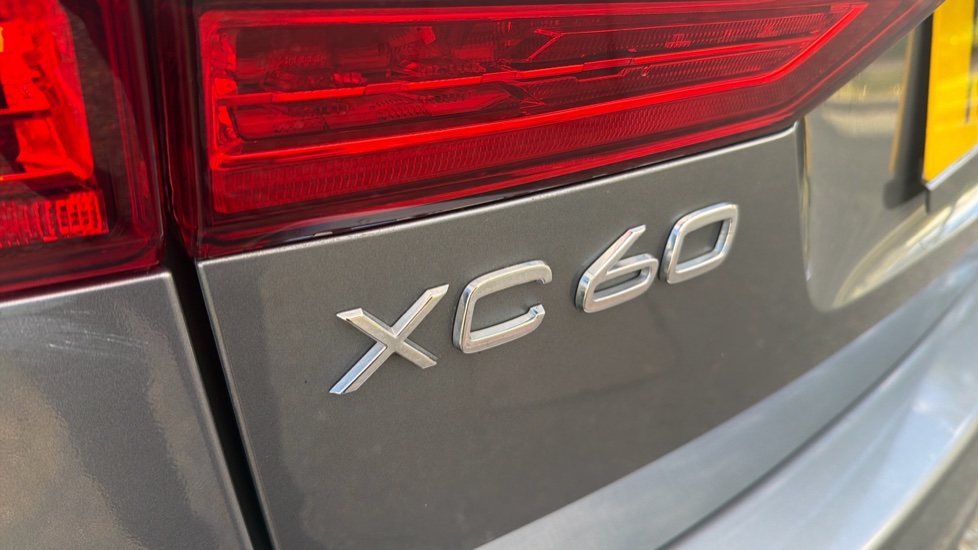 Volvo XC60 2.0 B4D R DESIGN 5dr Geartronic Diesel Estate - Image 36