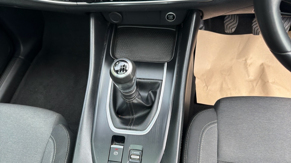 Nissan Qashqai 1.3 DiG-T MH N-Connecta 5dr Petrol Hatchback - Image 13