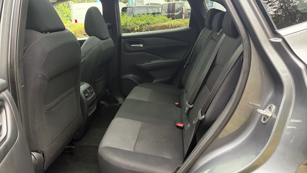 Nissan Qashqai 1.3 DiG-T MH N-Connecta 5dr Petrol Hatchback - Image 16