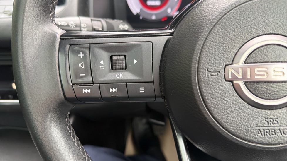 Nissan Qashqai 1.3 DiG-T MH N-Connecta 5dr Petrol Hatchback - Image 21