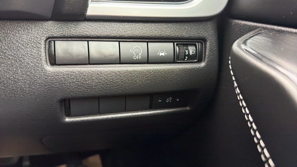 Nissan Qashqai 1.3 DiG-T MH N-Connecta 5dr Petrol Hatchback - Image 23