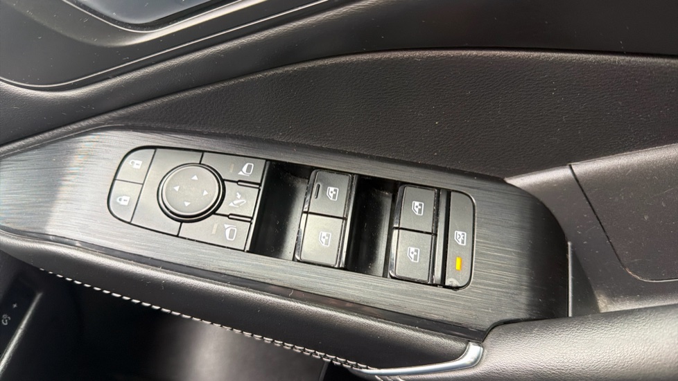 Nissan Qashqai 1.3 DiG-T MH N-Connecta 5dr Petrol Hatchback - Image 24