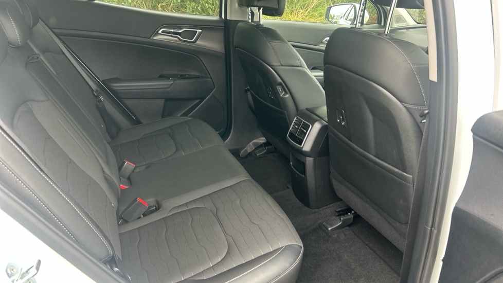 Kia Sportage 1.6T GDi PHEV 3 5dr Auto AWD Estate - Image 16