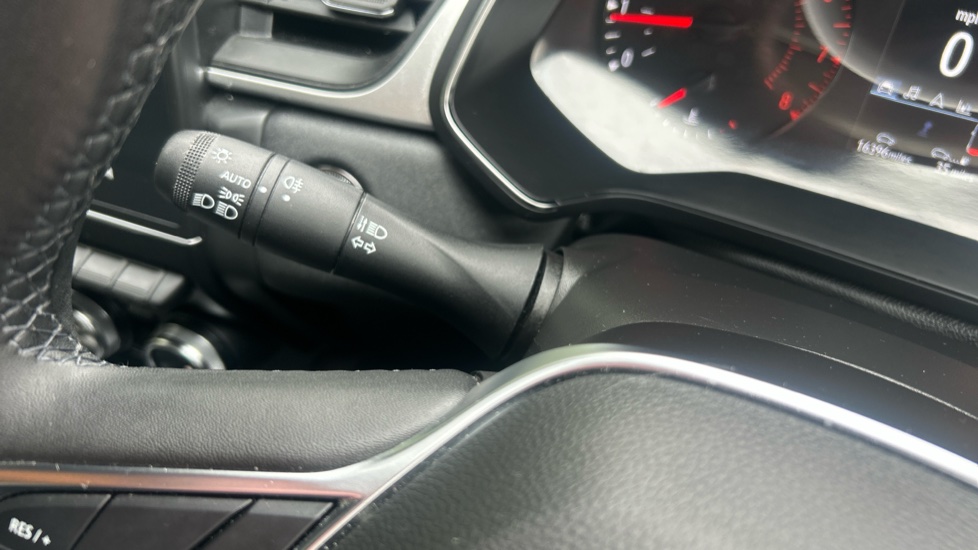 Renault Captur 1.3 TCE 140 Iconic 5dr Petrol Hatchback - Image 24