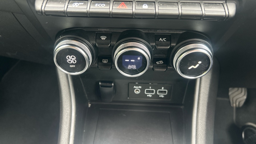 Renault Captur 1.3 TCE 140 Iconic 5dr Petrol Hatchback - Image 29