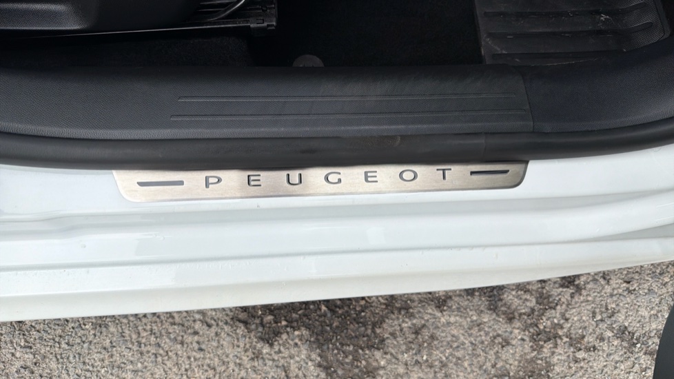 Peugeot 208 1.2 PureTech 100 GT Line 5dr Petrol Hatchback - Image 31