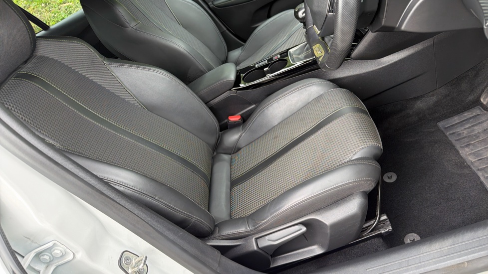 Peugeot 208 1.2 PureTech 100 GT Line 5dr Petrol Hatchback - Image 32