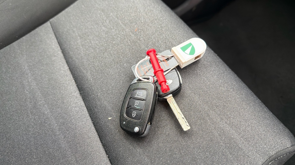 Hyundai TUCSON 1.6 GDi SE Nav 5dr 2WD Petrol Estate - Image 19