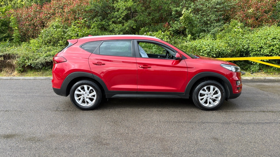 Hyundai TUCSON 1.6 GDi SE Nav 5dr 2WD Petrol Estate - Image 32