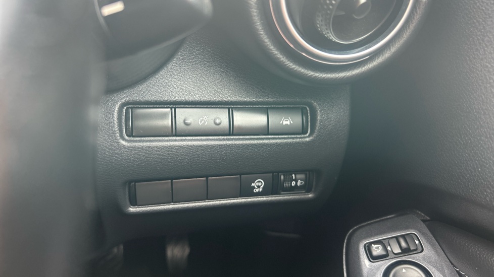 Nissan Juke 1.0 DiG-T 114 N-Connecta 5dr Petrol Hatchback - Image 30