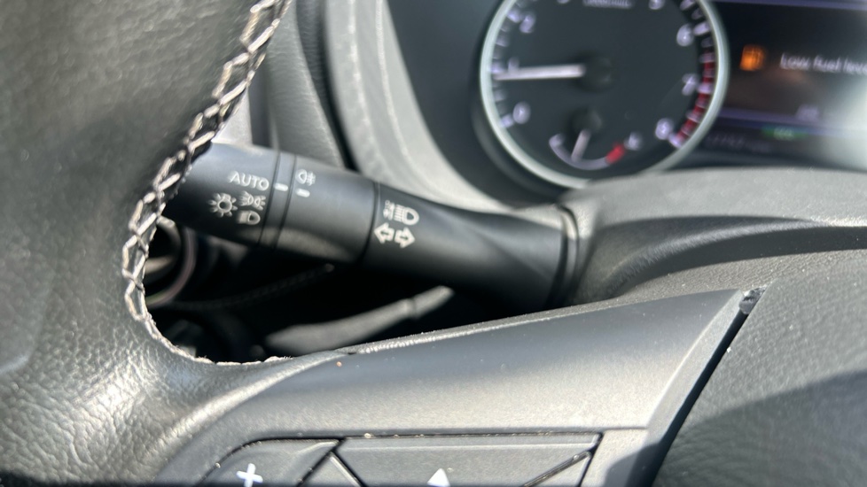 Nissan Juke 1.0 DiG-T 114 N-Connecta 5dr Petrol Hatchback - Image 29