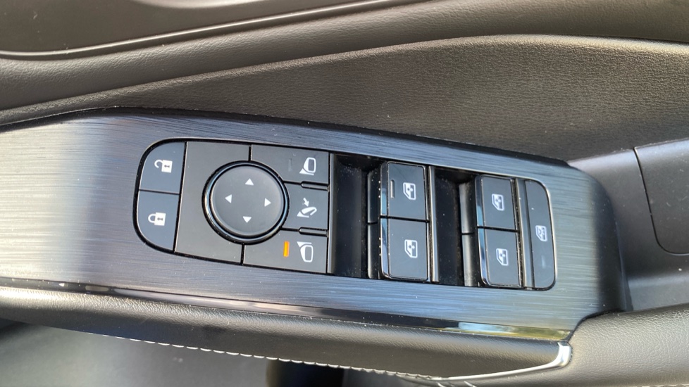 Nissan Qashqai 1.3 DiG-T MH 158 N-Connecta 5dr Xtronic Petrol Hatchback - Image 24