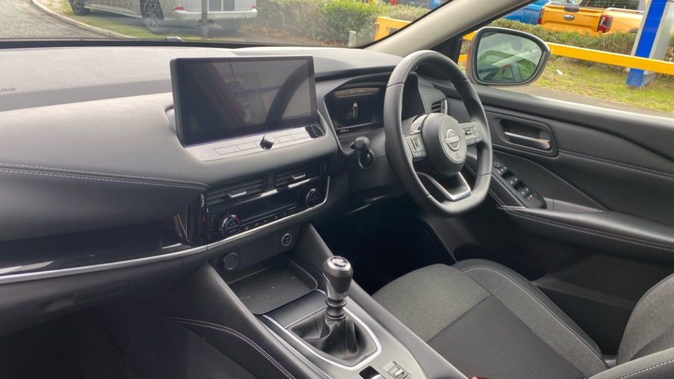 Nissan Qashqai 1.3 DiG-T MH N-Connecta 5dr Petrol Hatchback - Image 9
