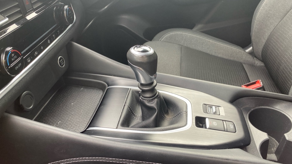 Nissan Qashqai 1.3 DiG-T MH N-Connecta 5dr Petrol Hatchback - Image 13