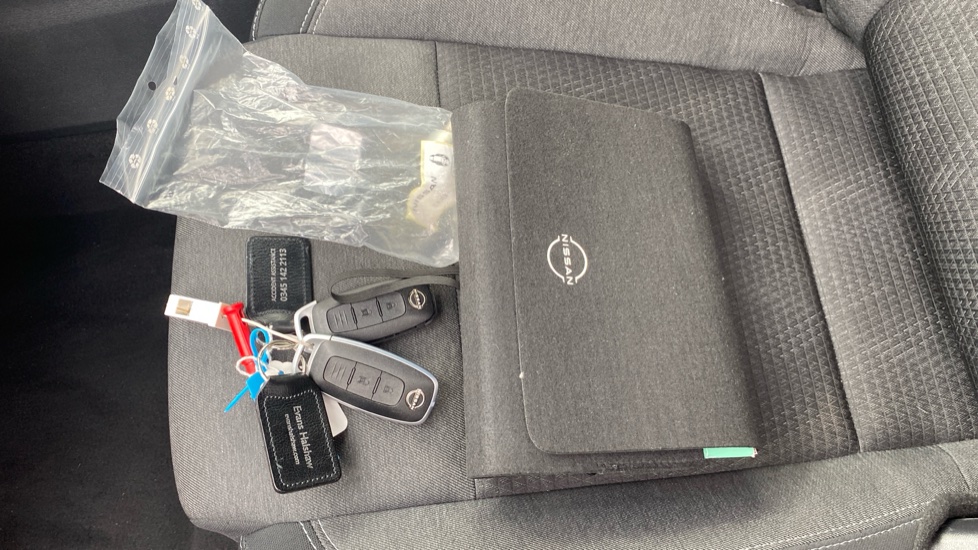Nissan Qashqai 1.3 DiG-T MH N-Connecta 5dr Petrol Hatchback - Image 19