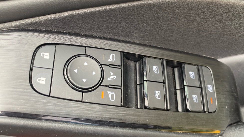 Nissan Qashqai 1.3 DiG-T MH N-Connecta 5dr Petrol Hatchback - Image 25