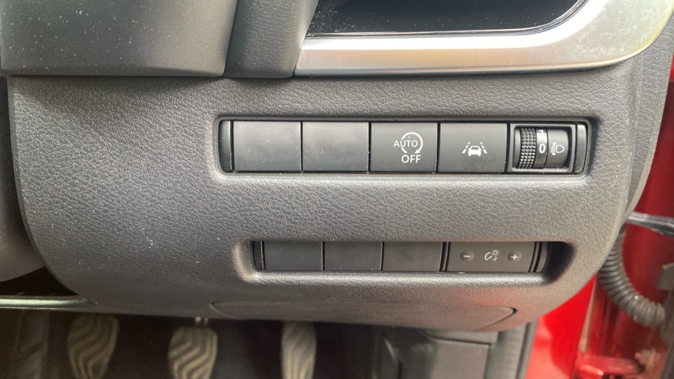 Nissan Qashqai 1.3 DiG-T MH N-Connecta 5dr Petrol Hatchback - Image 26