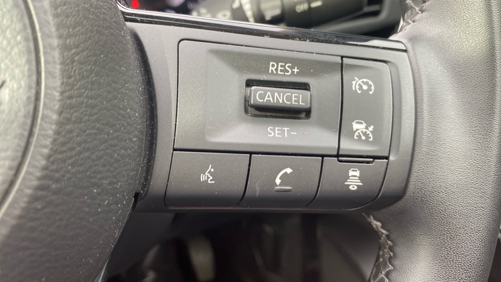 Nissan Qashqai 1.3 DiG-T MH N-Connecta 5dr Petrol Hatchback - Image 29