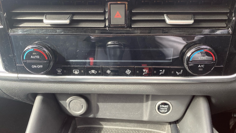 Nissan Qashqai 1.3 DiG-T MH N-Connecta 5dr Petrol Hatchback - Image 31