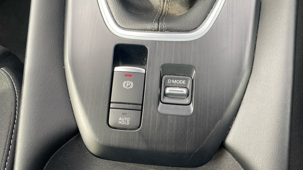 Nissan Qashqai 1.3 DiG-T MH N-Connecta 5dr Petrol Hatchback - Image 32