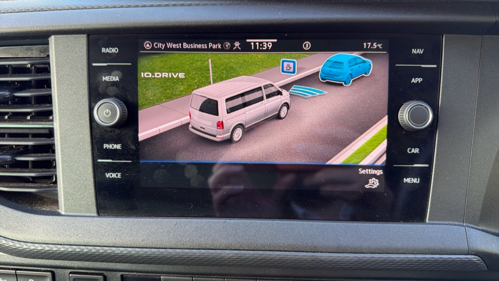 Volkswagen Transporter T32 Swb Diesel 2.0 TDI 150 Highline Kombi Van DSG - Image 31