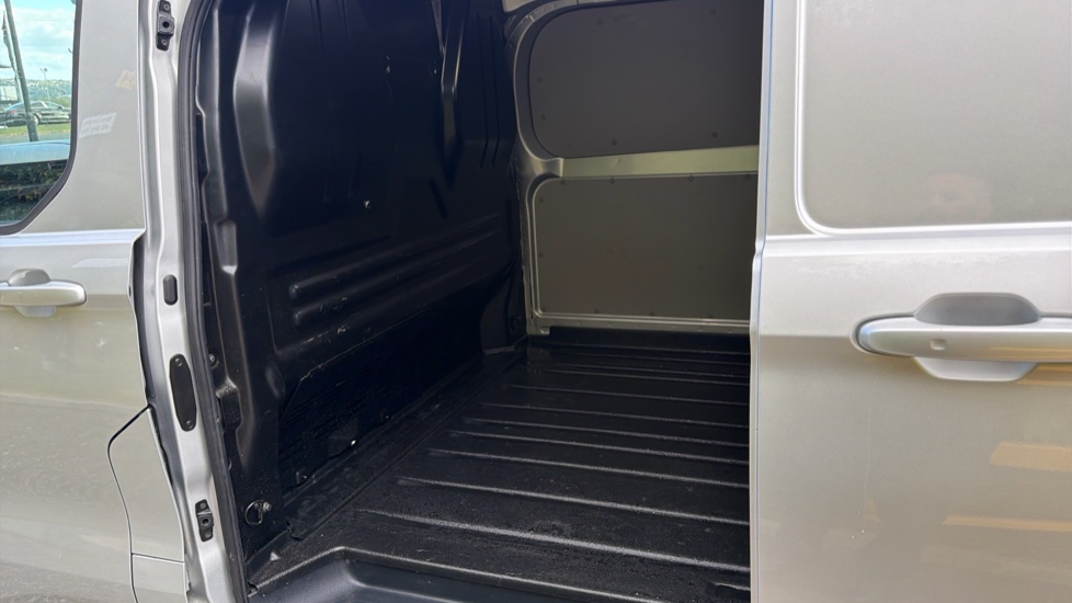 Ford Transit Custom 320 L1 Diesel Fwd 2.0 EcoBlue 136ps H1 Van Limited Auto - Image 5
