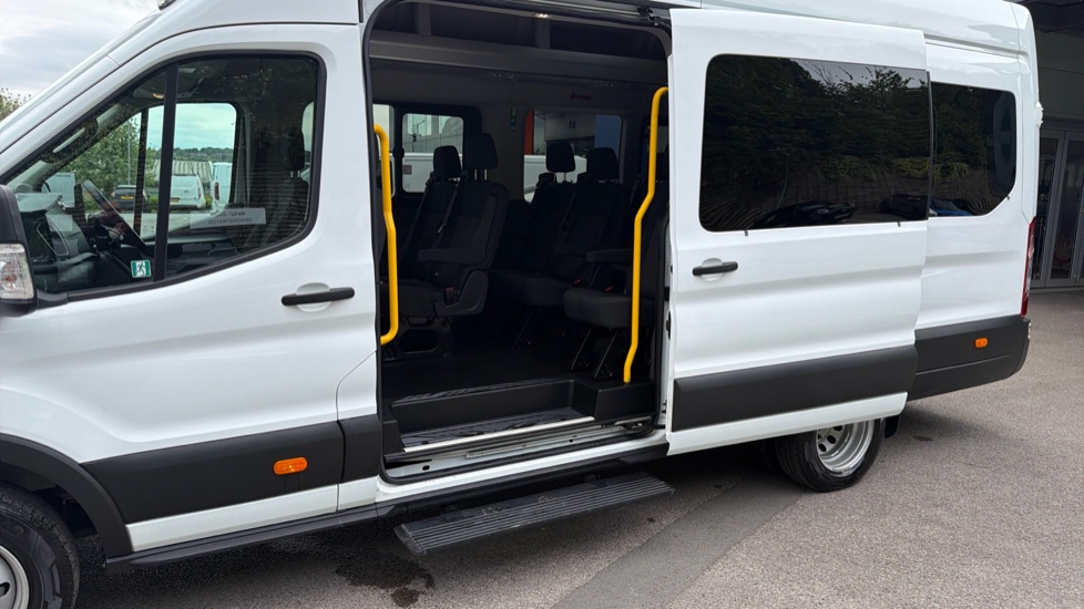 Ford Transit Minibus Transit 460 L4 Minibus Diesel Rwd 2.0 EcoBlue 165ps H3 17 Seater Limited Auto - Image 21