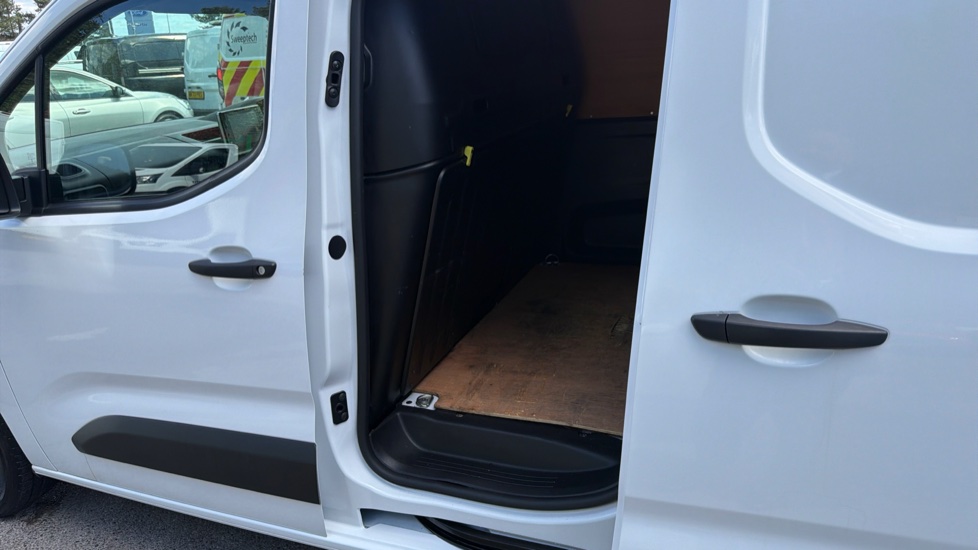 Peugeot Partner Standard Diesel 1000 1.5 BlueHDi 100 Professional Premium + Van - Image 5