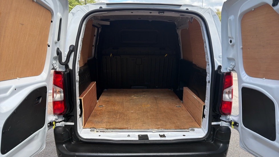 Peugeot Partner Standard Diesel 1000 1.5 BlueHDi 100 Professional Premium + Van - Image 12