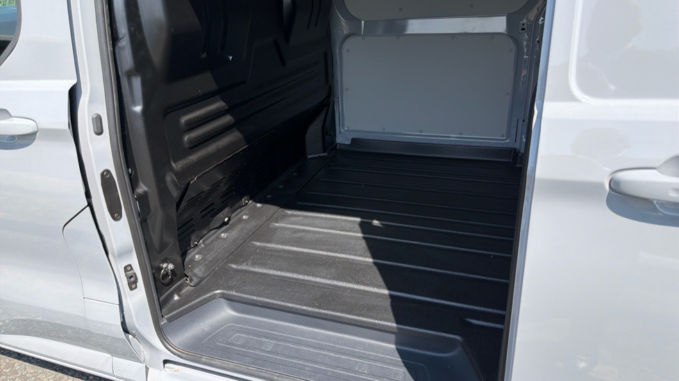 Ford Transit Custom E-320 L1 Rwd 100kW 65kWh H1 Van Limited Auto - Image 5