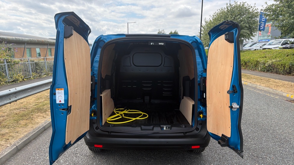 Ford Transit Courier E-Transit Courier 100kW 43kWh Trend Van Auto - Image 3