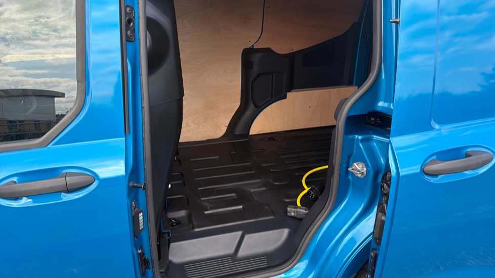 Ford Transit Courier E-Transit Courier 100kW 43kWh Trend Van Auto - Image 5