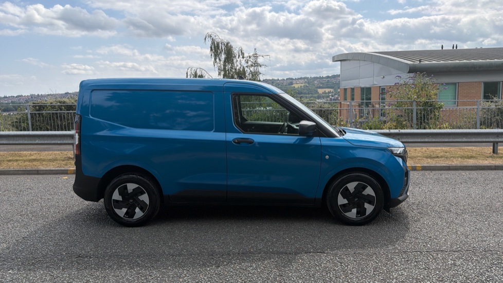 Ford Transit Courier E-Transit Courier 100kW 43kWh Trend Van Auto - Image 9