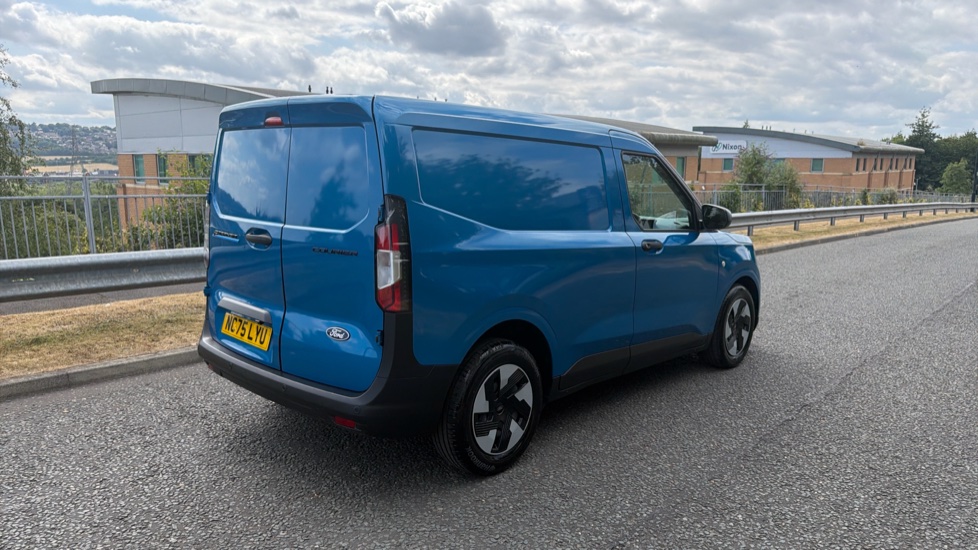 Ford Transit Courier E-Transit Courier 100kW 43kWh Trend Van Auto - Image 10
