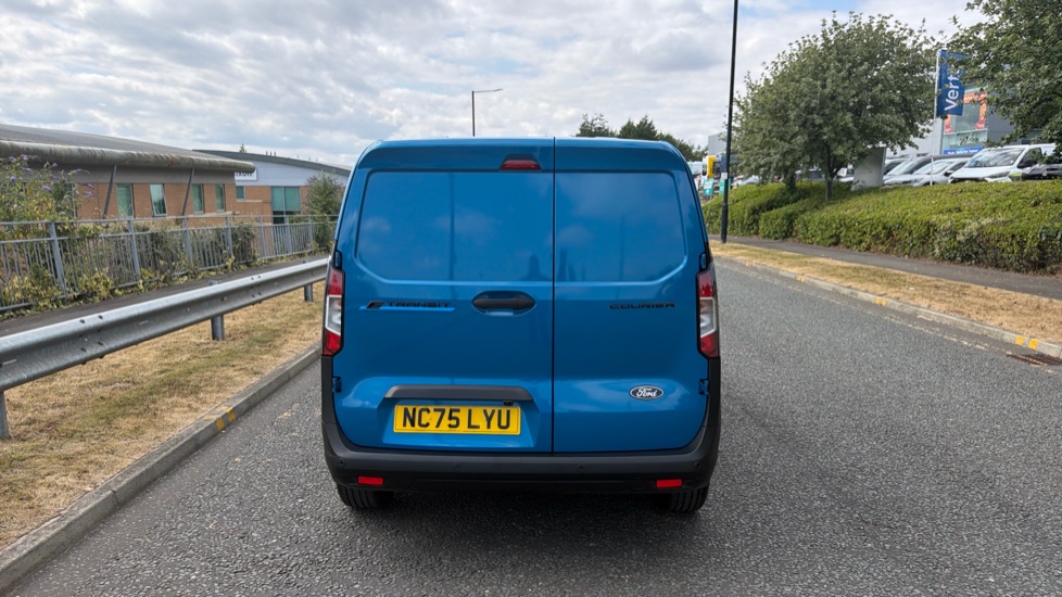 Ford Transit Courier E-Transit Courier 100kW 43kWh Trend Van Auto - Image 11