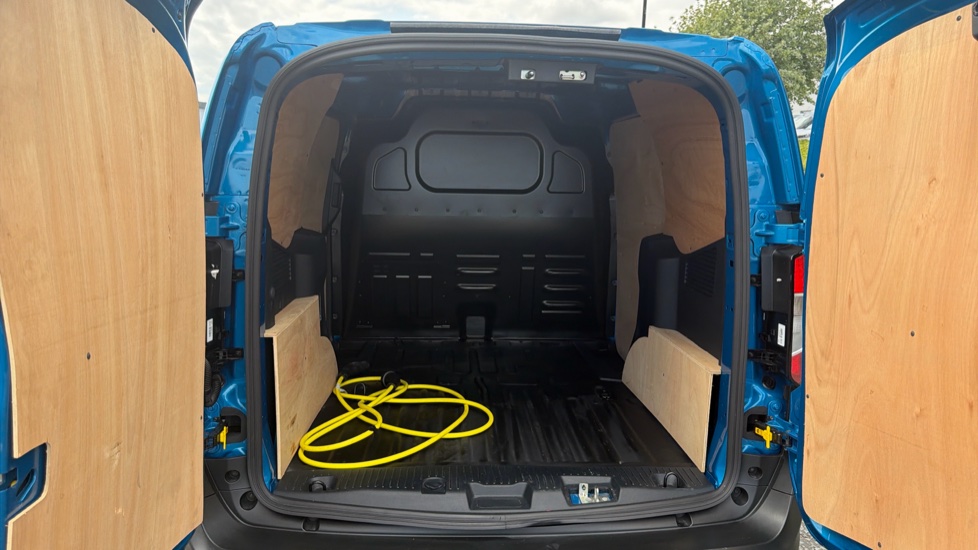 Ford Transit Courier E-Transit Courier 100kW 43kWh Trend Van Auto - Image 12