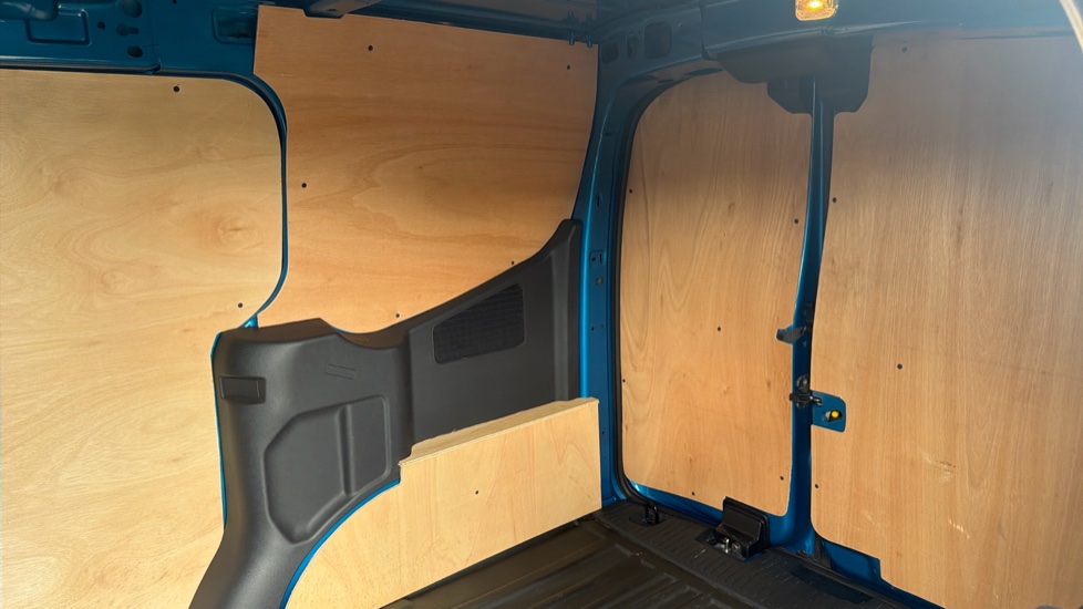 Ford Transit Courier E-Transit Courier 100kW 43kWh Trend Van Auto - Image 14