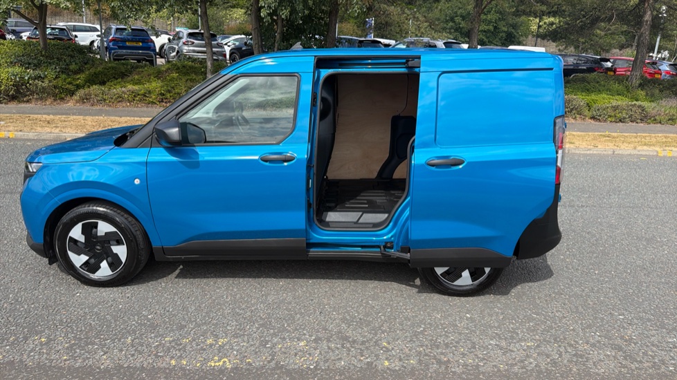 Ford Transit Courier E-Transit Courier 100kW 43kWh Trend Van Auto - Image 35