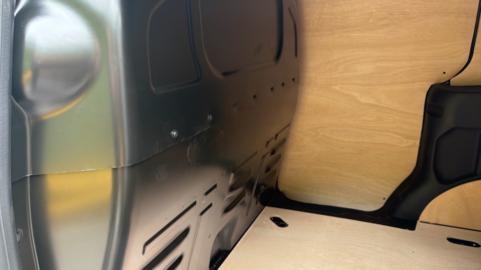 Ford Transit Courier Diesel 1.5 EcoBlue Active Van - Image 18