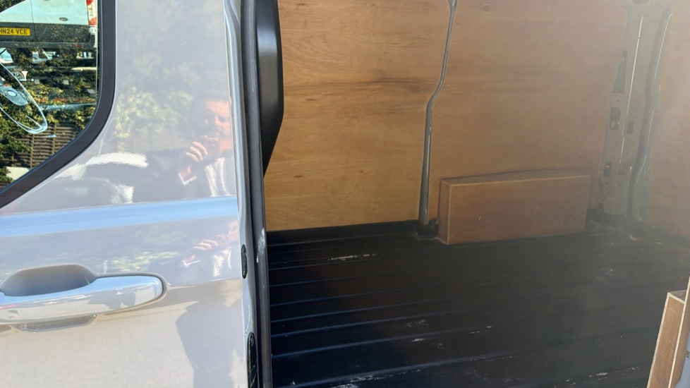 Ford Transit Custom E-320 L1 Rwd 100kW 65kWh H1 Van Limited Auto - Image 5