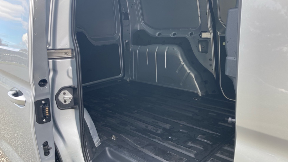 Ford Transit Connect 250 L2 Petrol 1.5 EcoBoost PHEV 150 Limited Van Auto - Image 5