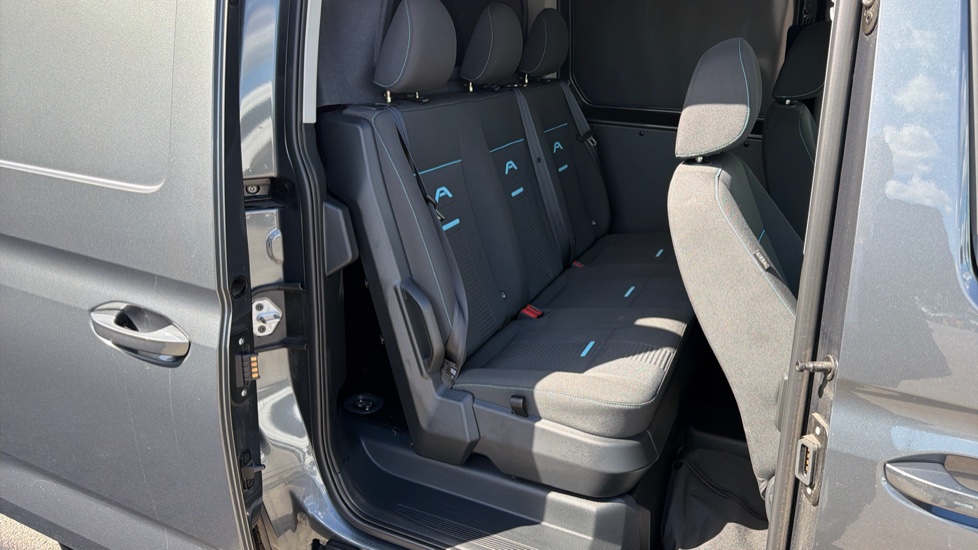 Ford Transit Connect 250 L2 Petrol 1.5 EcoBoost PHEV 150 Active FlexCab Van Auto - Image 5