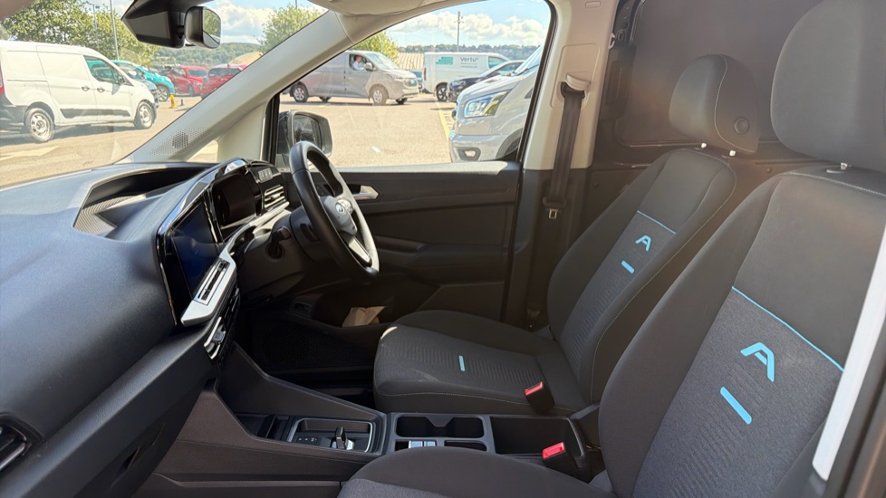 Ford Transit Connect 250 L2 Petrol 1.5 EcoBoost PHEV 150 Active FlexCab Van Auto - Image 13